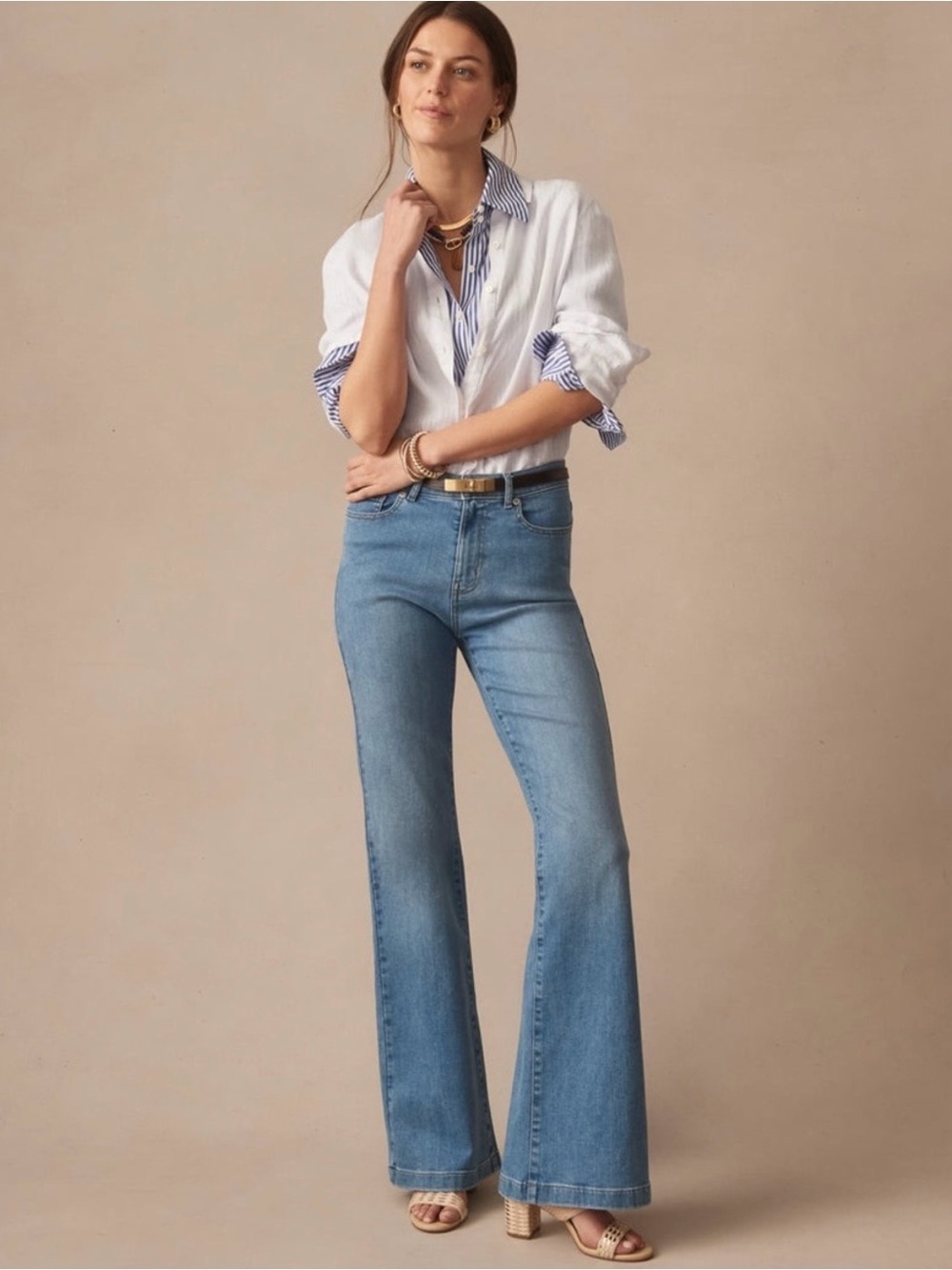 J McLaughlin Domino Jeans
Wide & Flare Blue size 4
Light Wash 5 Pocket Zipper